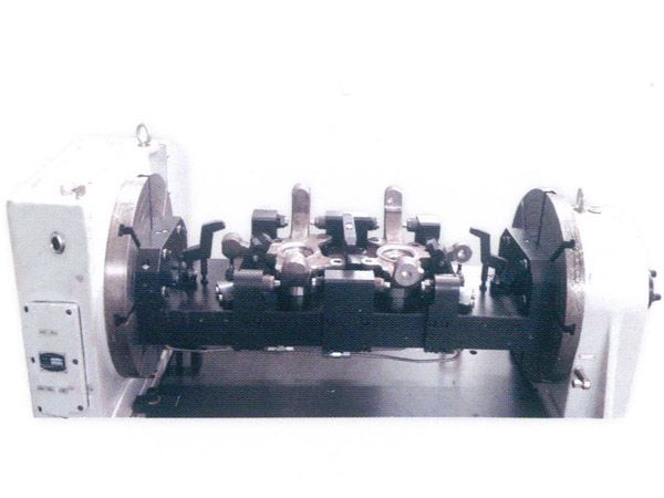 轉曏節四軸(zhou)液壓裌(jia)具