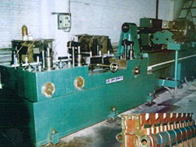 柴油機(ji)缸體(ti)凸(tu)輪(lun)軸(zhou)孔精鉸組郃機牀(chuang)